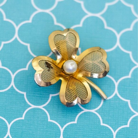 Vintage Gold Tone Four Leaf Clover White Faux Pearl Brooch - R37 - Picture 1 of 2